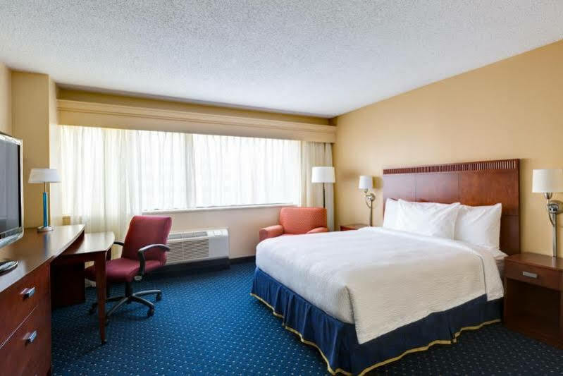 Courtyard Crystal City/reagan National Airport 3*